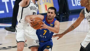 Facundo Campazzo, base de Denver Nuggets, trata de superar a Joe Harris, escolta de Brooklyn Nets.