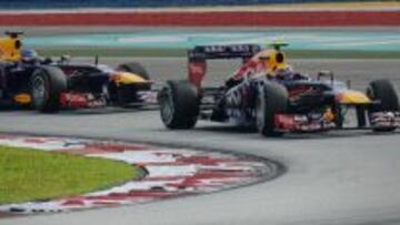 DUELO SIN CONCESIONES. Mark Webber, en la imagen por delante, y Sebastian Vettel libraron una pelea tremenda sobre el asfalto de Sepang que acab&oacute; en pol&eacute;mica.