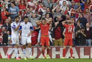 Gareth Bale se lamenta por el gol anulado. 