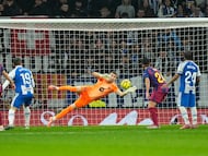 El guardameta del Barcelona Joan García en acción durante el partido de la jornada 18 de LaLiga entre el RCD Espanyol y el FC Barcelona, este sábado en el RCDE Stadium.