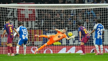 CORNELLÁ-EL PRAT (BARCELONA), 03/01/2026.- El guardameta del Barcelona Joan García en acción durante el partido de la jornada 18 de LaLiga entre el RCD Espanyol y el FC Barcelona, este sábado en el RCDE Stadium. EFE/Siu Wu