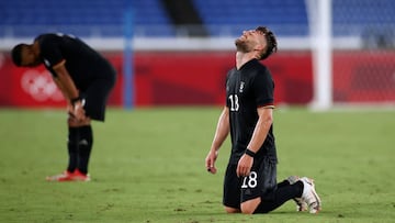 Los jugadores de la selección alemana se arrodillan sobre el césped tras el partido ante Arabia Saudí de los Juegos Olímpicos.