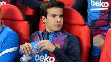 Riqui Puig, en el banquillo del Camp Nou.