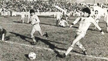 Juvenal Vargas anotando un gol ante Cobreloa en el viejo El Teniente en 1979.