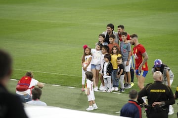 Raul González Blanco y David Villa con sus hijos.