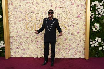 Babyface posa durante la alfombra roja de los Globos de Oro 2025 celebrados en el Hotel Beverly Hilton de los Ángeles.
 