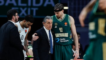 Panathinaikos Athens' Spanish forward #41 Juancho Hernangomez greets Real Madrid's Italian head coach Sergio Scariolo during the Euroleague basketball match between Real Madrid Baloncesto and Panathinaikos Aktor Athens at Movistar Arena in Madrid on November 13, 2025. (Photo by Oscar DEL POZO / AFP)