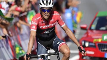 Alberto Contador cruza la meta de Antequera tras su ataque en el Torcal.