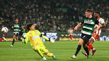 Soccer Football - Primeira Liga - Sporting CP v AVS - Estadio Jose Alvalade, Lisbon, Portugal - September 22, 2024 Sporting CP's Viktor Gyokeres scores their second goal past AVS's Guillermo Ochoa REUTERS/Pedro Nunes