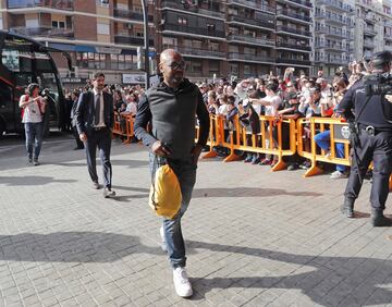 Marcos Senna llegando a Mestalla. 









