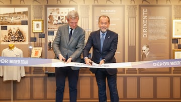 Alfonso Rueda, presidente de la Xunta, y Juan Carlos Escotet, presidente del Deportivo, cortando la cinta para inaugurar el museo del Deportivo.