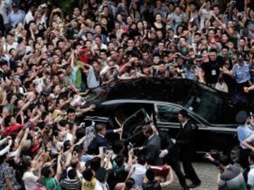 David Beckham está rodeado por los aficionados al visitar la Universidad de Tongji el 20 de junio de 2013 en Shanghai, China.