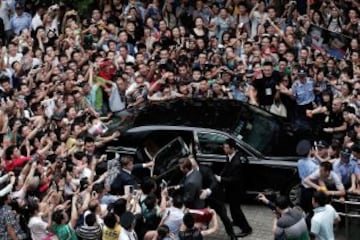 David Beckham está rodeado por los aficionados al visitar la Universidad de Tongji el 20 de junio de 2013 en Shanghai, China.