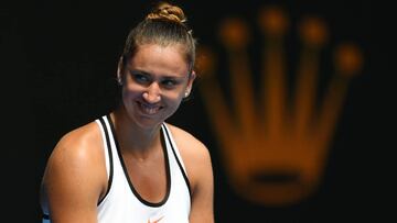 La tenista espa&ntilde;ola Sara Sorribes, durante su partido ante la checa Karolina Pliskova en el Open de Australia.