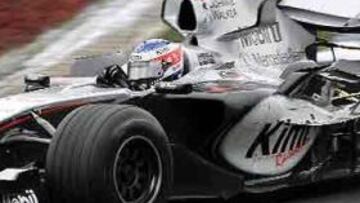 Kimi Raikkonen rompe el motor en los entrenamientos libres