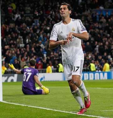 Canterano del Real Madrid, tres meses en el Deportivo de La Coruña le valieron para que Benítez se lo llevase con él a Anfield. En verano de 2009 volvió al Real Madrid donde jugó 7 temporadas. 