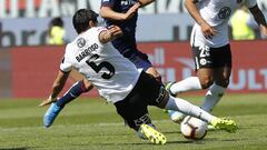 Futbol, Colo Colo vs Universidad de Chile  Novena fecha, segunda vuelta Campeonato 2019.  El jugador de Universidad de Chile Leonardo Fernandez Toro controla la pelota durante el partido de primera division disputado contra Colo Colo en el estadio Monumental de Santiago, Chile.  05/10/2019  Marcelo Hernandez/Photosport   Football, Colo Colo vs Universidad de Chile  Ninth date, second round Championship 2019.  Universidad de Chile's player Leonardo Fernandez controls the ball during the first division football match played against Colo Colo at the Monumental stadium in Santiago, Chile.  05/10/2019  Marcelo Hernandez/Photosport