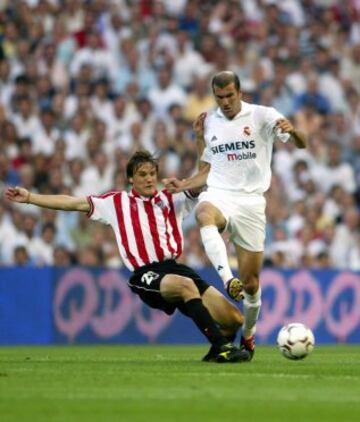 Zidane se adelanta a Gurpegui por hacerse con el control del balón