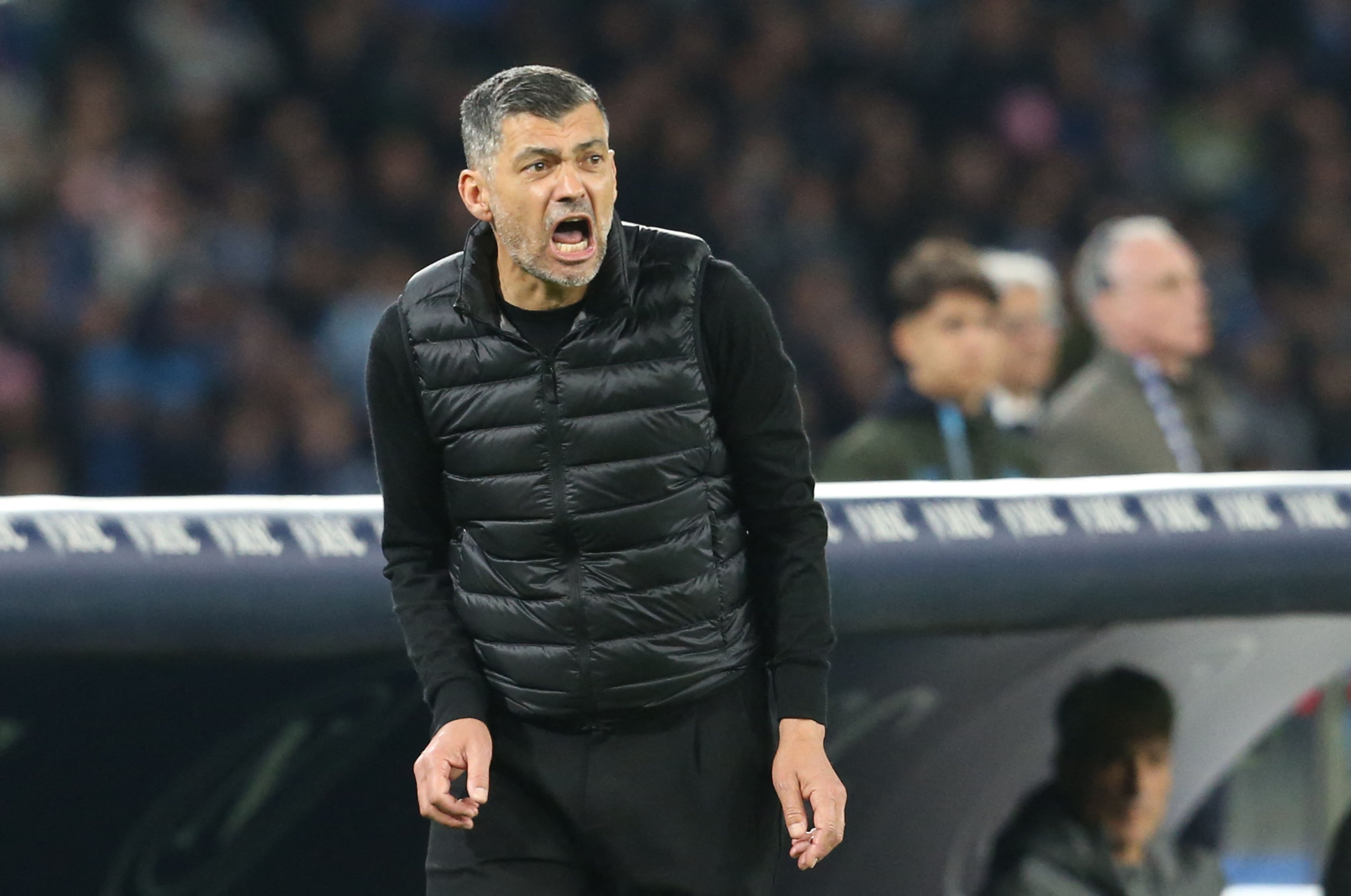 ¿Se acaba la paciencia con Giménez? Entrenador del Milan sorprende con su respuesta