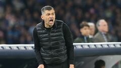 ¿Se acaba la paciencia con Giménez? Entrenador del Milan sorprende con su respuesta