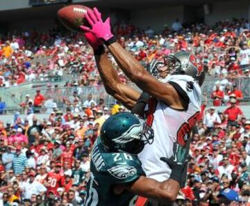 Vincent Jackson (83) jugador de las Tampa Bay Buccaneers con Cary Williams (26) de los Philadelphia Eagles.