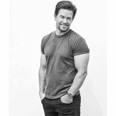 Mark siempre ha tenido fama de ser uno de los tipos más duros de todo Hollywood, pero lo cierto es que si más de uno conociera su historia real sabría de verdad porque tiene esa fama. El actor vivió una infancia dura, a los 13 años ya era adicto a la cocaína y con 16 tuvo que ingresar en un centro de menores. Asimismo, comenzó a traficar con drogas y fue arrestado en varias ocasiones, una de ellas por atracar a dos ciudadanos de origen vietnamita. Llegó a ingresar en prisión, pero gracias a la música consiguió salir de ese oscuro mundo en el que se hallaba. Tras su debut como rapero también trabajó para marcas de moda como Calvin Klein y finalmente llegó al mundo del cine, realizando su primer trabajo para la película ‘Boogie Nights’.