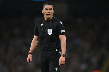 Romanian referee Istvan Kovacs looks on during the UEFA Champions League Quarter-final first leg football match between Manchester City and Atletico Madrid at the Etihad Stadium in Manchester, north west England, on April 5, 2022. (Photo by Paul ELLIS / AFP)