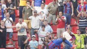 <b>LA PRIMERA. </b>Martins deleitó a la grada con una de sus volteretas que espera repetir muchas veces.