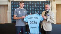 Gabri Veiga y Carlos Mouri&ntilde;o posan con la camiseta del Celta.