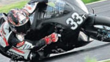 <b>A POR TODAS. </b>Carlos Checa, con la Honda de las 8 Horas.