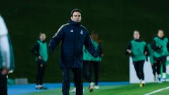 MADRID, 20/12/2023.- El entrenador del Real Madrid Alberto Toril durante el partido de la Liga de Campeones femenino que Real Madrid y París FC disputan este miércoles en el estadio Alfredo Di Stéfano, en Madrid. EFE/Juanjo Martín
