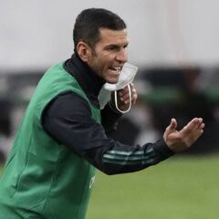 Jaime Lozano se visualiza con la medalla de oro