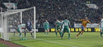 Senderos marca el tercer gol para el Valencia ante el Ludogorets Razgrad, durante el partido de ida de los octavos de final de la Liga Europa, en el estadio nacional Vasil Levski, en Sofía, Bulgaria.