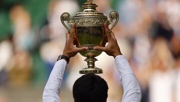 Wimbledon (United Kingdom), 16/07/2023.- Carlos Alcaraz of Spain poses with the trophy after winning his Men's Singles final match against Novak Djokovic of Serbia at the Wimbledon Championships, Wimbledon, Britain, 16 July 2023. (Tenis, España, Reino Unido) EFE/EPA/TOLGA AKMEN EDITORIAL USE ONLY EDITORIAL USE ONLY