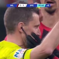 Ibra consoló al árbitro tras acabar entre lágrimas por un error