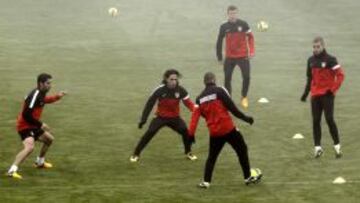 Falcao se entren&oacute; con el grupo bajo la niebla.