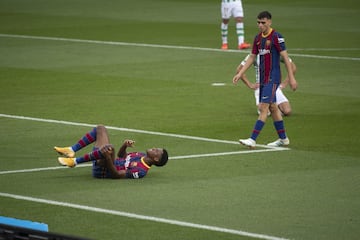 Ansu Fati tendido en el terreno de juego por una entrada de Mandi que termina en penalti a favor del Barcelona