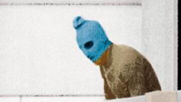 <b>EN LA VILLA. </b>Un miembro del comando palestino se asoma al balcón del apartamento de la Villa.