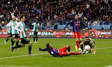 Centro de Jordi Alba, mal remate de Lewandoeski en boca de gol y Raphinha, a pesar del esfuerzo, tampoco llega. Claudio Bravo observa como se aleja el balón de su portería.