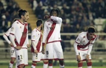 Los jugadores del Rayo Vallecano, decepcionados tras el gol en propia meta del defensa senegalés Abdoulaye Ba.