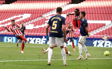 Luis Su¨¢rez marca el 2-1 al Osasuna.