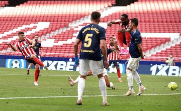 Luis Suárez marca el 2-1 al Osasuna.