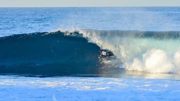 Javier Domínguez surfeando un tubo en Gáldar (Islas Canarias).
