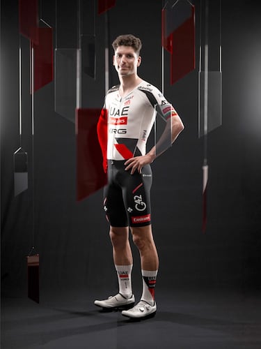 Los nuevos maillots del ciclismo para 2026: Movistar e Ineos de blanco...