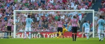 Aduriz marca el 1-0 de penalti. 
