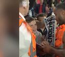 La aplaudida acción de Sterling con un pequeño fan suyo