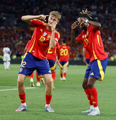 Huijsen y Nico Williams protagonizaron una particular celebración tras el primer gol de España.