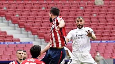 Felipe y Benzema, en la disputa de un balón aéreo.