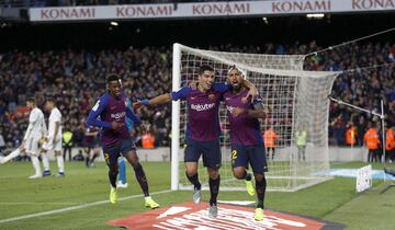 Dembélé, Luis Suárez y Vidal celebrando el gol 5-1