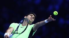 Carlos Alcaraz in acción durante su partido contra Alexander Zverev en Turín.